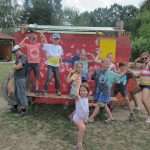Ferienspiele-Bild - Kinder vor der selbstgebauten Hütte 2014