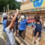 Ferienspiele_Bild - Kinder beim Holz-Hüttenbau 2017